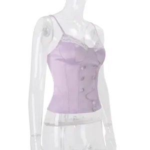 Seitenansicht des lavendelfarbenen Korsett-Unterhemds mit weißer Spitzenborte und Knöpfen