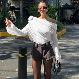 Weißes schulterfreies Chiffon-Oberteil mit Blumendetail im Streetstyle für Damen