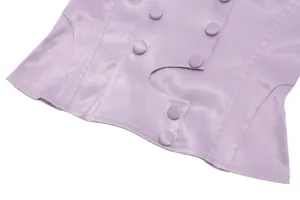 Detailaufnahme eines lavendelfarbenen Satin-Korsett-Tops mit Knöpfen und Nähten