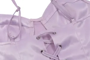 Detailansicht des fliederfarbenen Satin-Korsetts mit Schnürung und Trägern.