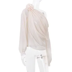 Detaillierte Seitenansicht eines sexy One-Shoulder-Chiffon-Oberteils mit Blumendekoration