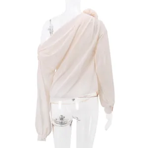 Rückansicht eines beigen One-Shoulder-Oberteils aus Chiffon mit floralen Details.