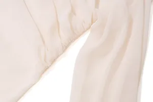 Nahaufnahme der präzisen Nähte und der gerafften Textur eines eleganten Chiffon-Ärmels