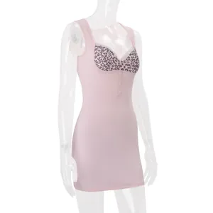 Vista dettagliata dell'abito aderente rosa senza maniche con inserto busto leopardato