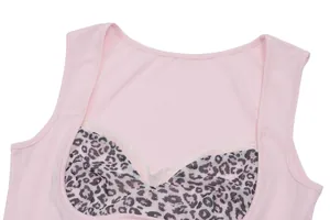 Dettaglio ravvicinato di un abito estivo rosa con inserti leopardati e pizzo