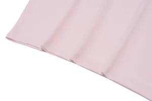 Primo piano della vestaglia attillata rosa con cuciture rifinite sull'orlo e tessuto