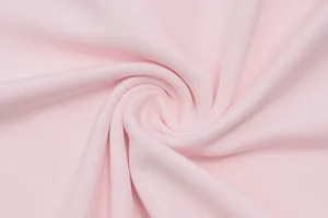 Macro vista dettagliata della morbida trama del tessuto a coste rosa del vestito estivo