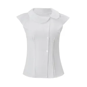 Detalle de una blusa blanca entallada con cuello de Peter Pan y pliegues frontales