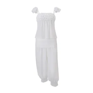 Detail van witte Franse tweedelige set met vlindermouwen en een pofbroek voor dames.