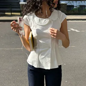 Elegante blusa blanca de verano de manga corta entallada con cuello Peter Pan
