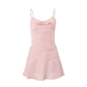 Detailansicht von elegantem rosa Set aus floralem Jacquard-Top und passendem Minirock