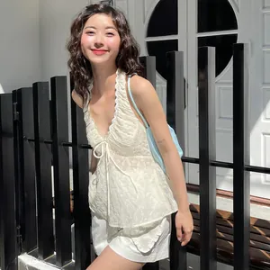 Elegante top a fascia in pizzo bianco con scollo a V e volant per un look estivo