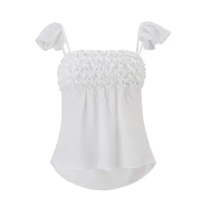 Gedetailleerde weergave van een witte Franse blouse met elegante ruches en mouwen