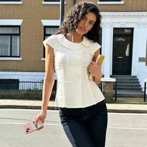 Vista de estilo callejero de una blusa blanca entallada con elegante cuello de bebé
