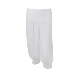 Gedetailleerde weergave van witte lantaarnbroek met hoge taille en elastische ruches
