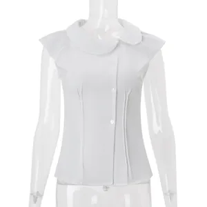 Blusa blanca sin mangas con cuello Peter Pan y mangas cortas de volantes para el verano.