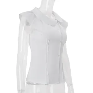 Vista lateral con detalles de las mangas de casquillo y cuello Peter Pan de blusa blanca