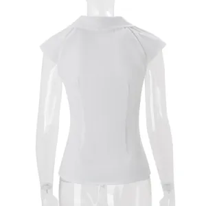Vista posterior detallada de una blusa blanca entallada con mangas de casquillo en maniquí.