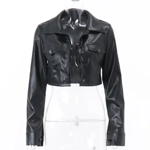 Vue rapprochée d'une veste de motard courte en similicuir noir sur un mannequin transparent