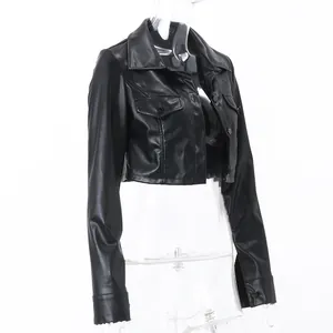 Veste courte de motard en simili cuir noir avec col à revers et détails boutonnés.