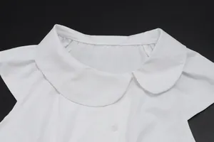 Primer plano de la blusa de verano blanca con elegante cuello Peter Pan y mangas de mariposa.