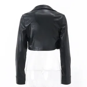 Vue arrière détaillée d'un blouson de moto court en similicuir noir élégant pour femme.
