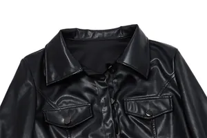 Vue détaillée du col et des poches à boutons d'une veste en similicuir noir tendance