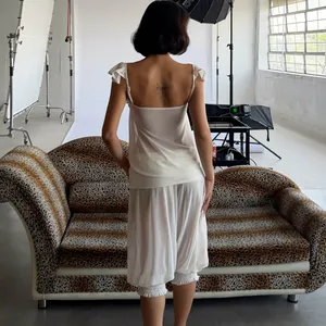 Achteraanzicht van een witte Franse transparante top met bijpassende lantaarnshorts.