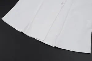 Primer plano del dobladillo y el detalle de pliegues de un top de verano blanco elegante