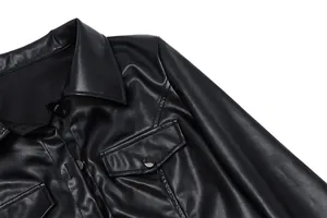 Gros plan d'une veste de moto en similicuir noir avec revers et poche à bouton-pression