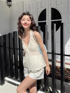 Elegante top a v in pizzo con allacciatura al collo, schiena scoperta e taglio aderente