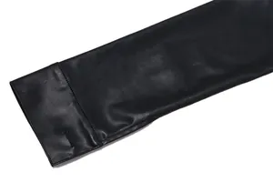 Détail en gros plan de la boutonnière et des coutures sur la manche en cuir noir