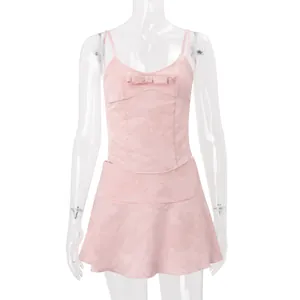 Detailansicht des rosa geblümten Jacquard-Top- und Minirock-Sets an einer Schaufensterpuppe