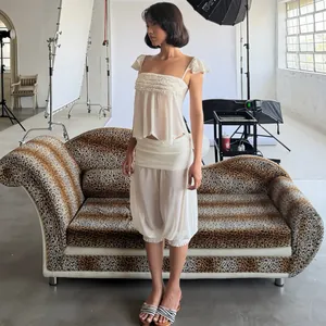 Elegante Franse stijl transparante top met ruches en harembroek met hoge taille in studio