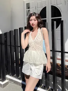 Top sexy bianco in pizzo con scollo a V e volant per la moda estiva femminile