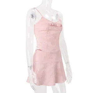Zweiteiler aus rosa Jacquard-Top mit Trägern und Minirock an Schaufensterpuppe.