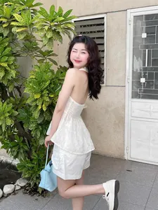 Top allacciato al collo in pizzo bianco sexy con schiena scoperta per look estivo