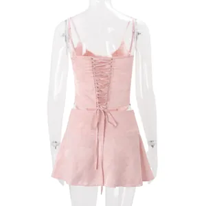 Detaillierte Rückansicht des rosa Jacquard-Camisole-Sets mit Corsagen-Schnürung am Rücken