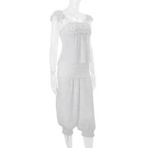 Elegant wit Frans damespak met top met ruchesmouwen en een hoge taille lantaarnbroek