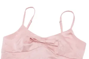 Nahaufnahme eines rosa Satin-Camisole-Tops mit Schleifendetail und Jacquard-Blumenmuster.