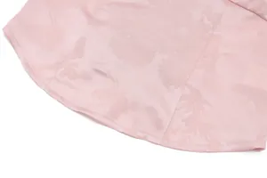 Nahaufnahme von rosa Satinstoff mit eleganten Schmetterlings-Jacquardmustern für Sommerrock