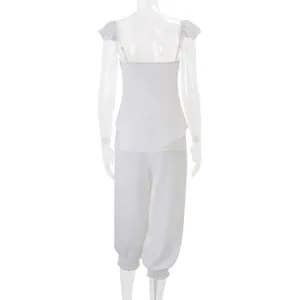 Achteraanzicht van elegante witte mouwloze top met ruchesmouwen en pofbroekset.