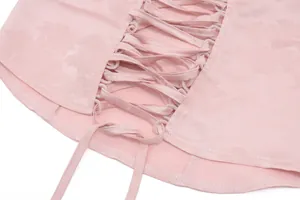 Detail des rosafarbenen Satin-Oberteils mit Schnürung und Jacquard-Muster