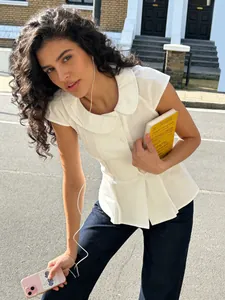 Elegante witte nauwsluitende blouse met Peter Pan-kraag en kapmouwen voor zomer