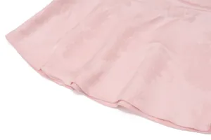 Detailansicht des rosa Satin-Jacquard-Stoffs am Saum eines Minirocks