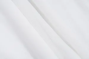Detailweergave van hoogwaardige witte semitransparante netstof met fijne geweven textuur