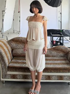 Tweedelige damesset met transparante top en pofbroek van witte chiffon stof voor de zomer