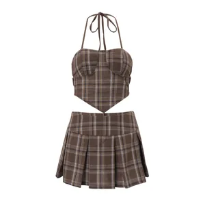 Vista detallada del conjunto vintage de cuadros con top halter y falda plisada