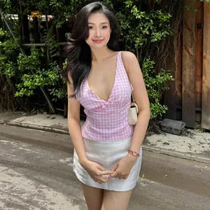 Asiatisches Model in einem modischen rosa Gingham-Top mit V-Ausschnitt und Rock.