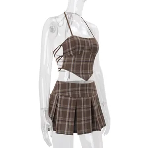 Vista lateral del conjunto de top halter de cuadros marrones y minifalda plisada